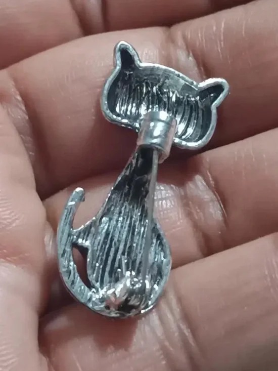 Silver Cat-Shaped Brooch with Green Eyes - Elegant Pet Jewelry - Picture 5 of 5